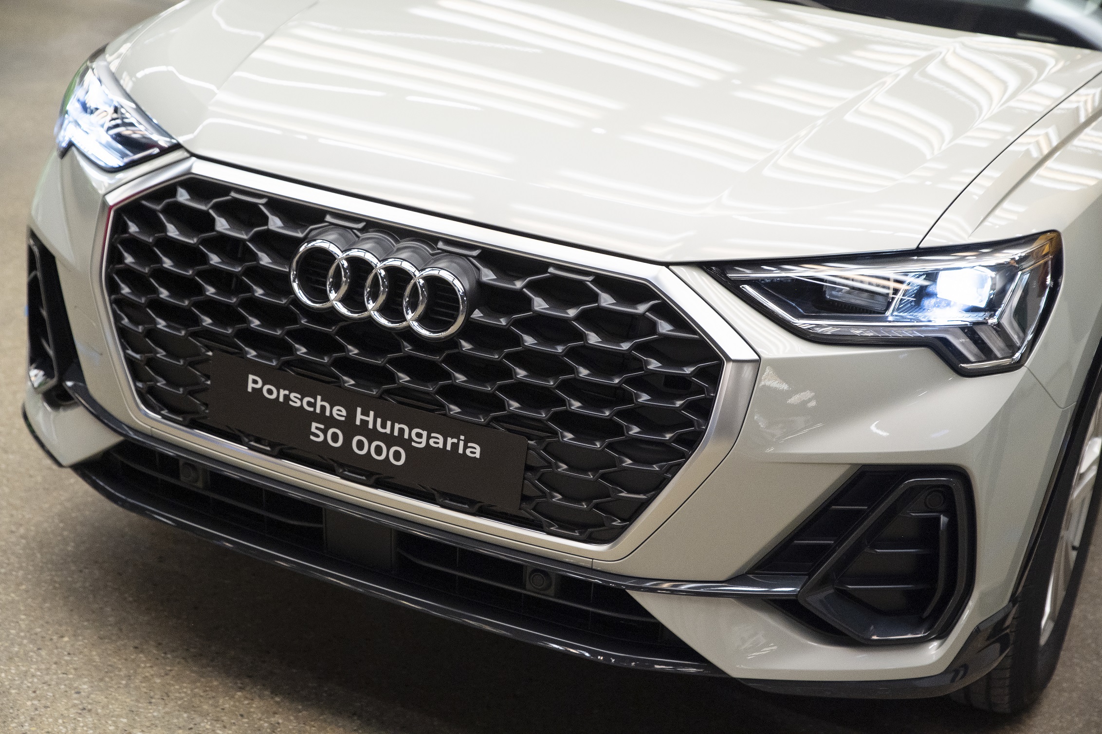 Átadták az ötvenezredik új Audit Magyarországon: egy győri Audi Q3 modellt