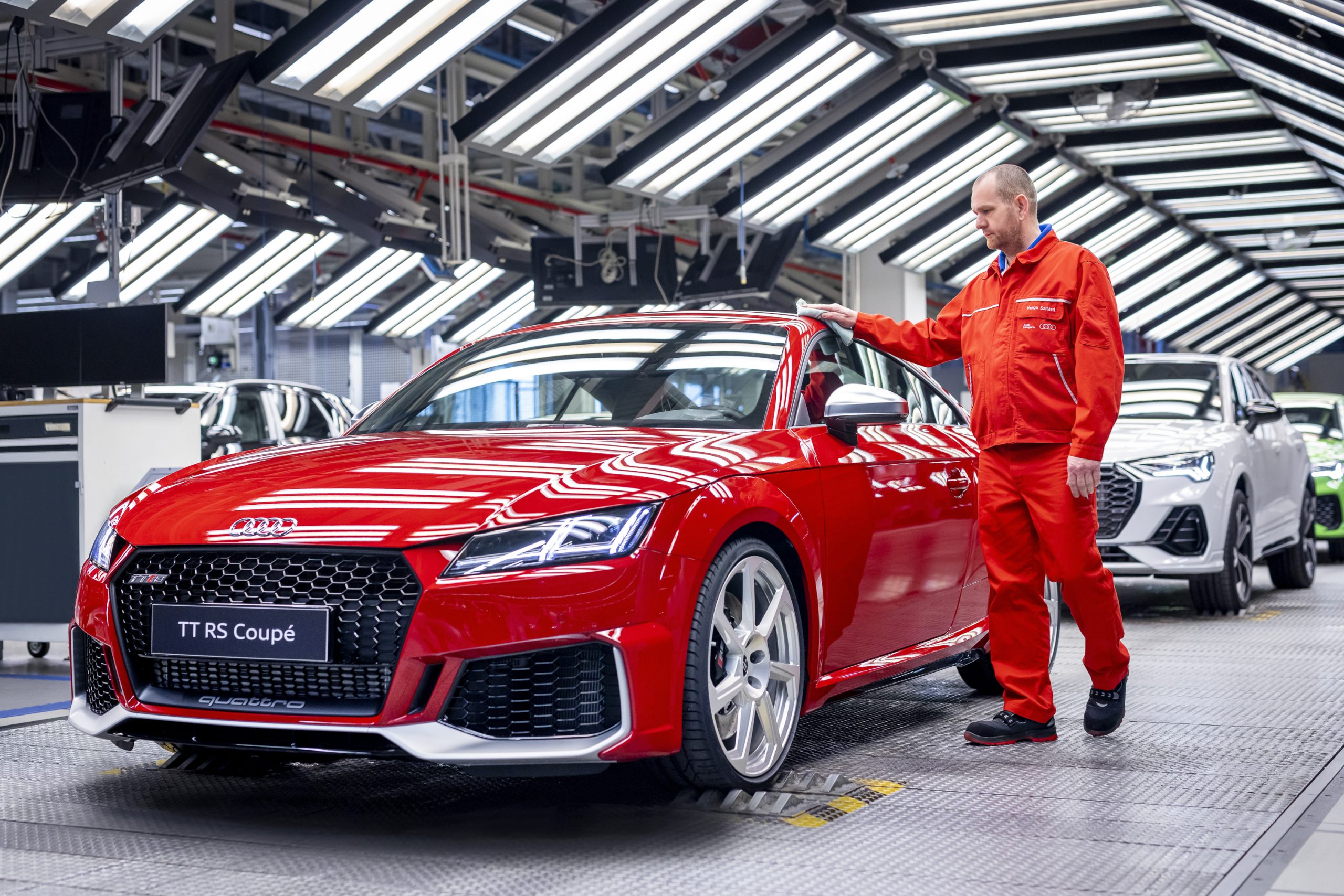 A kihívások ellenére stabil pénzügyi eredménnyel zárta az Audi Hungaria a 2022-es évet