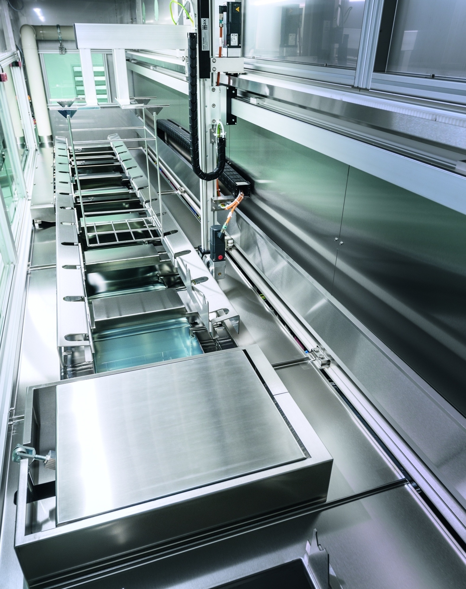 AWB Ecoclean GmbH – térdimplantátumok közbenső és végső tisztítása