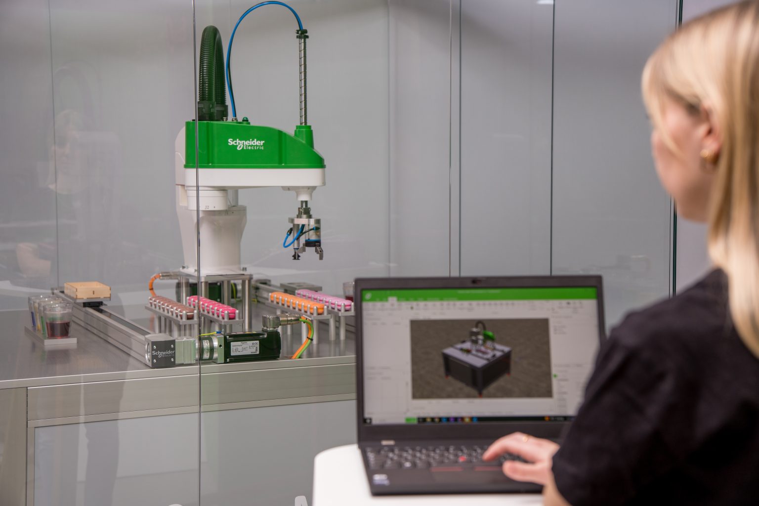 Szintet léphet a hatékonyság a Schneider Electric új robotjával