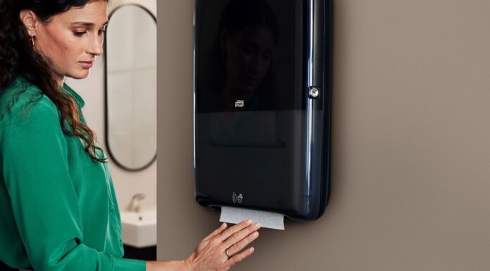 Könnyebben használható és gazdaságosabb az új Tork PeakServe automata papír kéztörlője