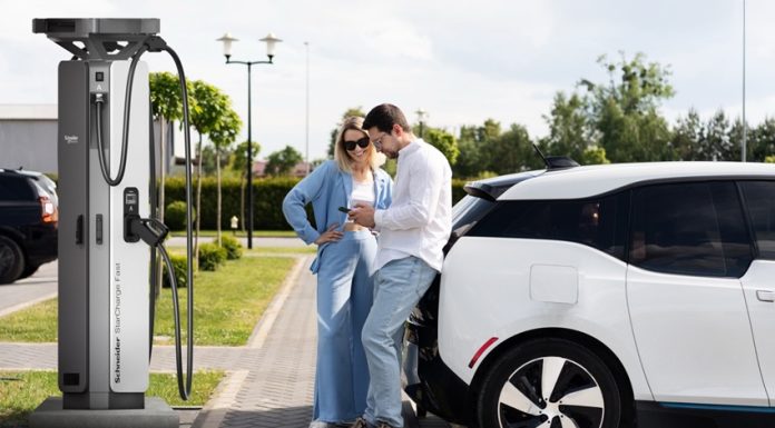Még nagyobb lendületet ad az e-autózásnak a Schneider Electric új töltője